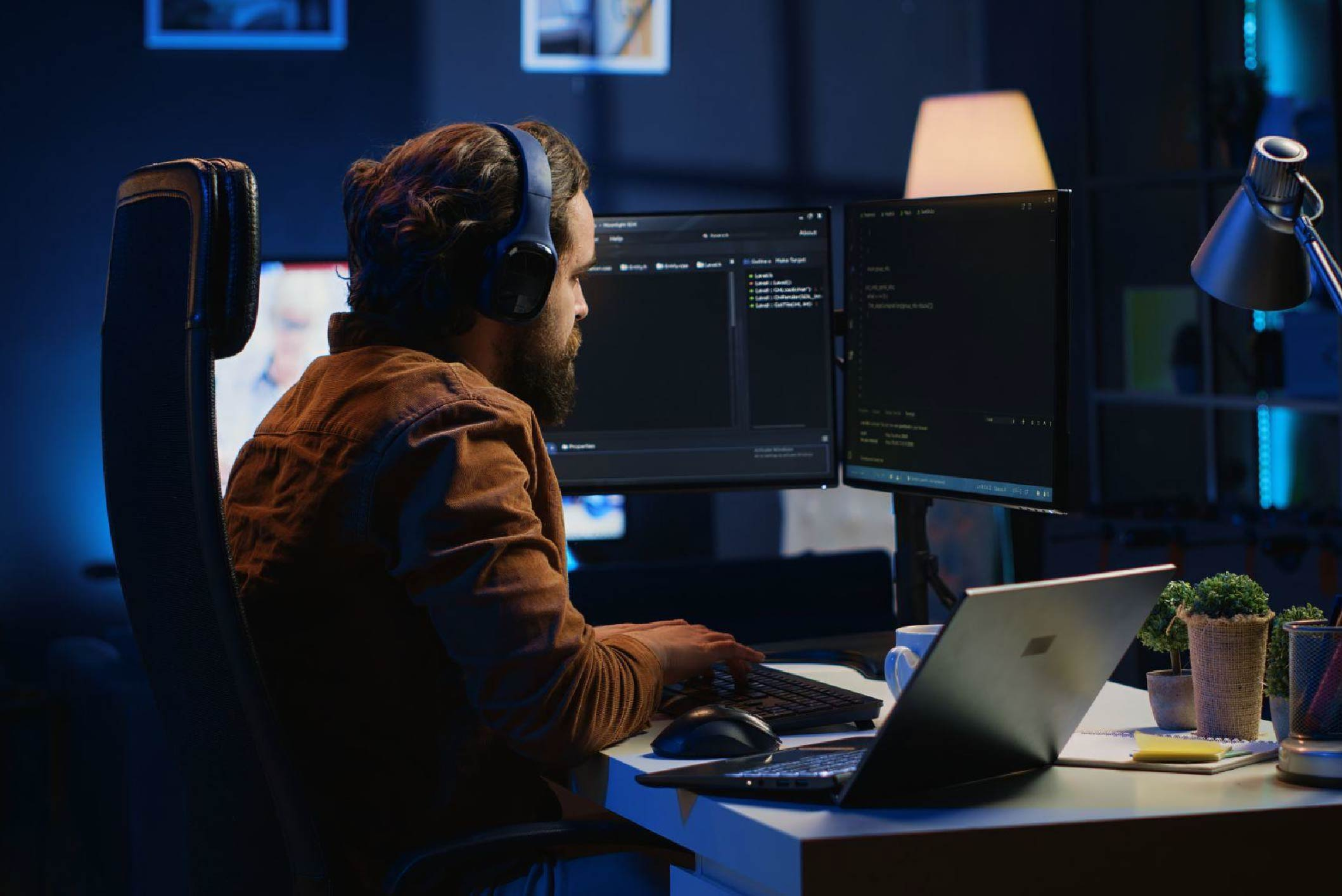 Remote it admin Giving IT Support using multimonitor desktop setup.